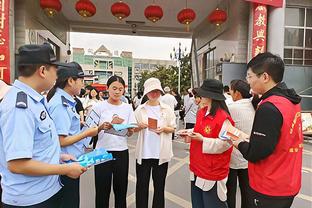 B费本场数据：4次关键传球，3次拦截，3次抢断，评分7.6分